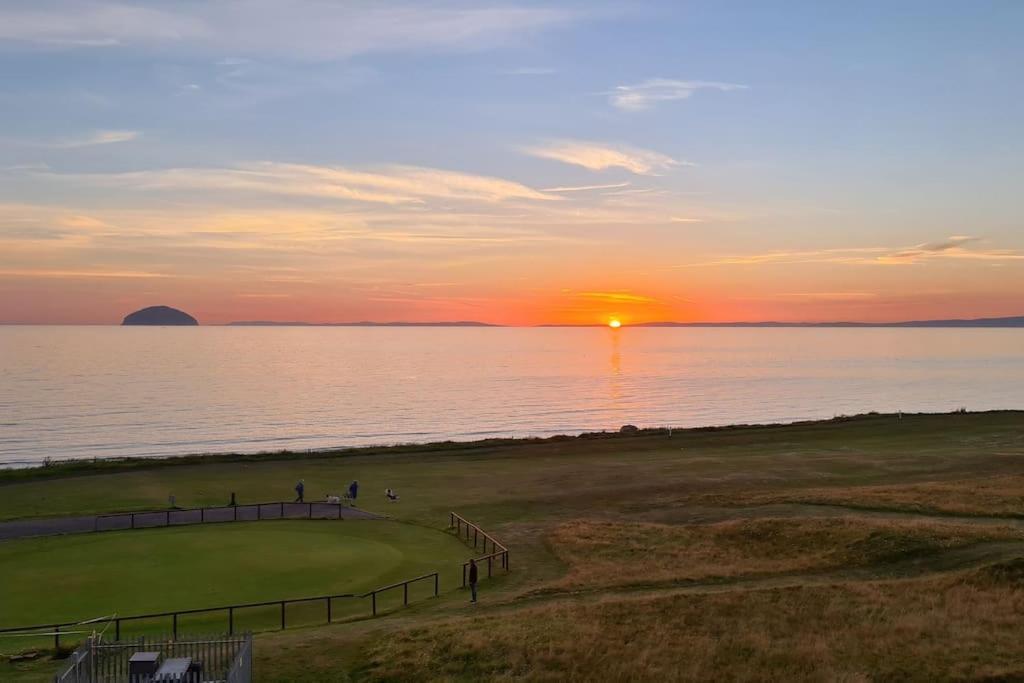 Girvan - Sea View Beach Access Apartment Exterior photo